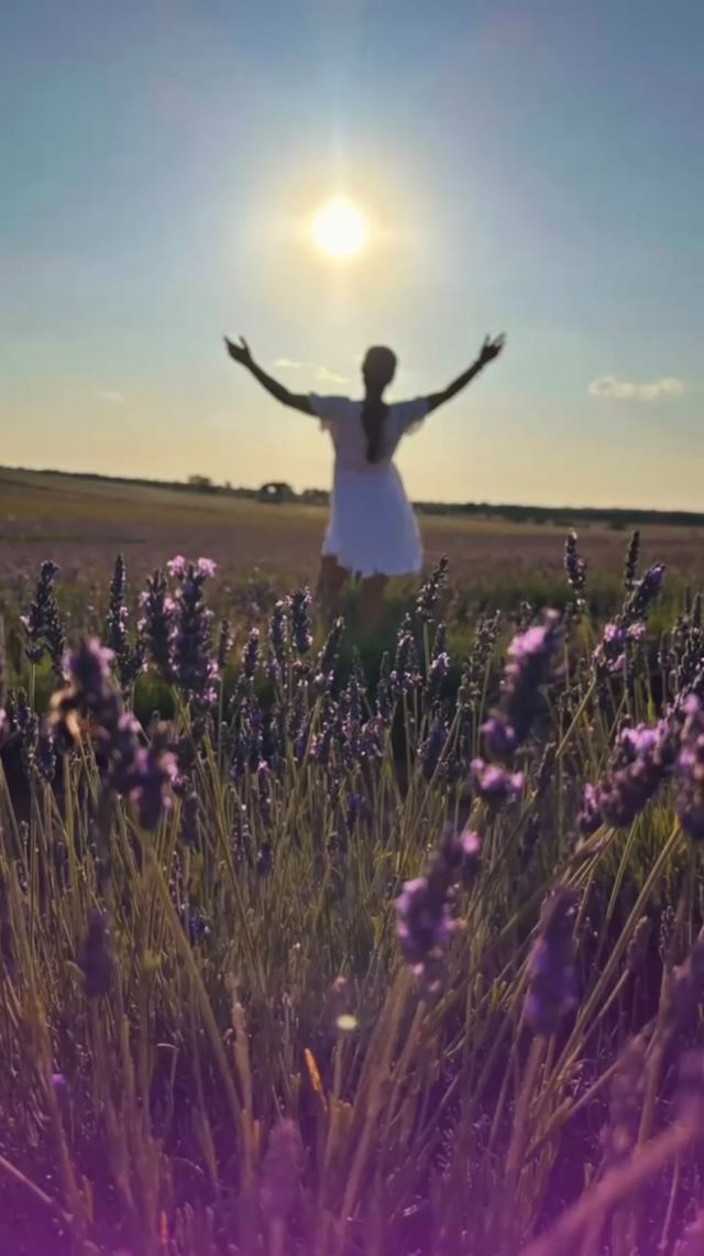 6-Beneficios de practicar movimientos lentos y conscientes:

1- Conexión mente-cuerpo: 

Se fomenta una mayor conexión entre la mente y el cuerpo. Te vuelves más consciente de tus movimientos, sensaciones y respiración, lo que te permite estar más presente en el momento.

2- Reducción del estrés: 

Los movimientos lentos y conscientes pueden tener un efecto calmante en el sistema nervioso, lo que ayuda a reducir el estrés y la ansiedad. La práctica de movimientos lentos puede ser especialmente útil para combatir el estrés crónico y el agotamiento.

3- Mejora de la flexibilidad y la movilidad: 

Al realizar movimientos lentos y controlados, se permite una mayor amplitud de movimiento en las articulaciones y se promueve la flexibilidad. Esto puede ayudar a prevenir lesiones y mejorar la movilidad en la vida diaria.

4- Mayor conciencia corporal: 

El movimiento consciente y lento te permite desarrollar una mayor conciencia de tu cuerpo y su alineación. Esto puede ser beneficioso para corregir malos hábitos posturales y prevenir dolores y molestias asociados.

5- Promoción de la relajación: 

La práctica de movimientos lentos puede tener un efecto relajante en el cuerpo y la mente, lo que puede ayudar a mejorar la calidad del sueño y la sensación general de bienestar.

6- Aumento de la concentración y la atención plena: 

Al mover el cuerpo lentamente, es necesario estar presente y enfocado en el momento. Esto puede mejorar la concentración y la atención plena, lo que puede tener efectos positivos en otras áreas de la vida.

En general, practicar movimientos lentos y conscientes es una forma efectiva de cuidar tanto el cuerpo como la mente, promoviendo una mayor conexión, equilibrio, armonía y bienestar. 

En Biodanza practicamos estos movimientos. 

Has probado alguna vez una clase de Biodanza? 

Si te gustó esta información comparte, comenta y guarda. 

✨🩷✨

#bienestar 
#fluidez 
#sueltoyconfio 
#fluireflorescer 
#fluirparanosufrir 
#meditacionenmovimiento